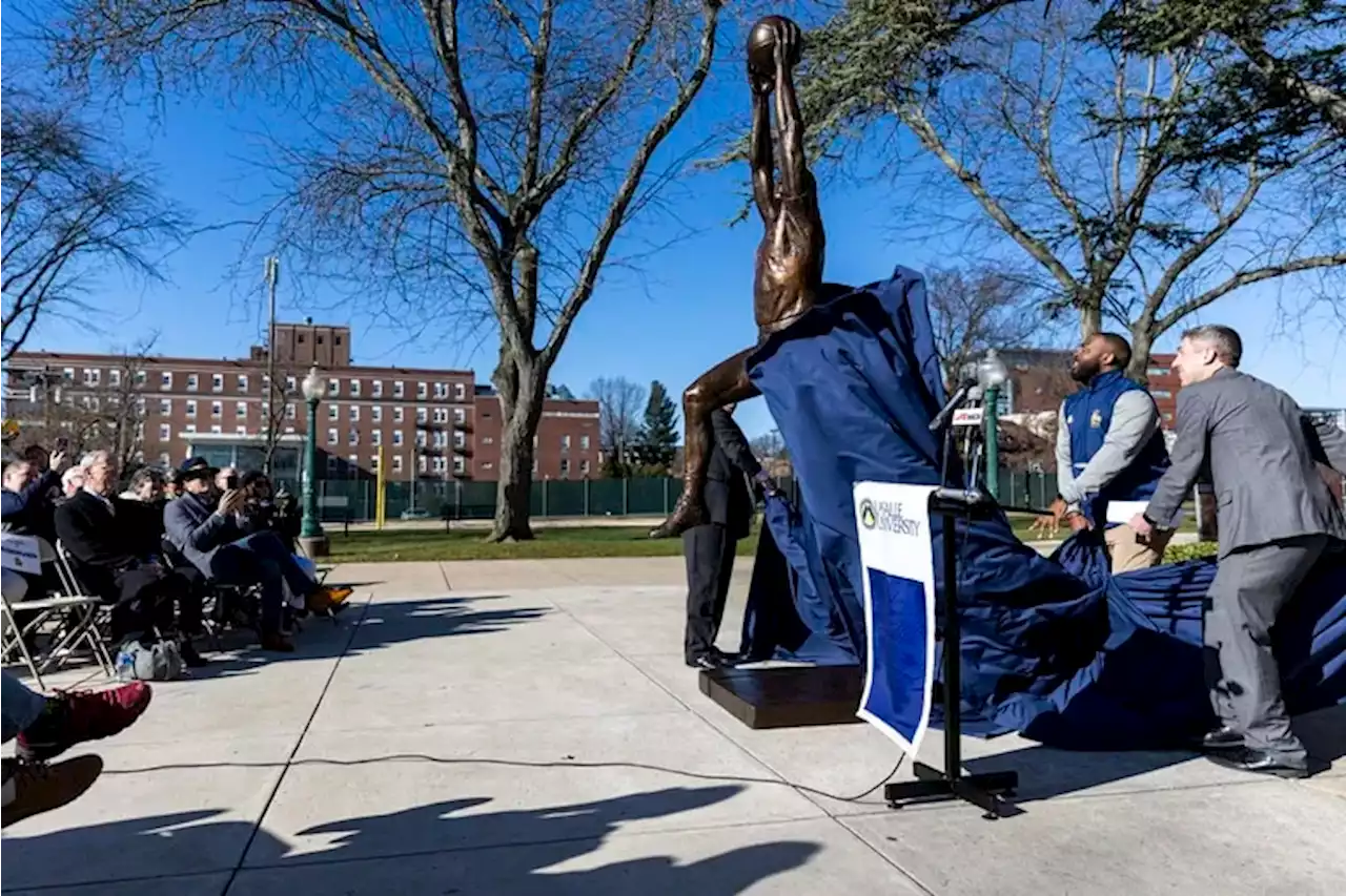 La Salle honors Tom Gola with a statue