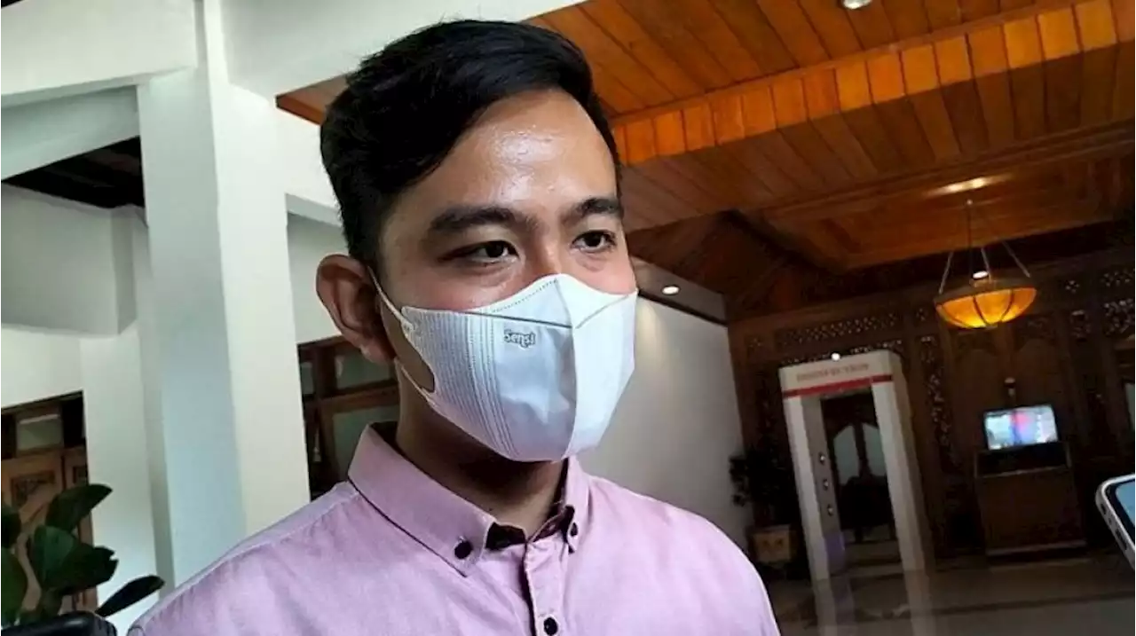 Kaesang Pangarep Nikah, Gibran Rakabuming Pakai Baju Bergambar Inul Daratista dan Adam Suseno