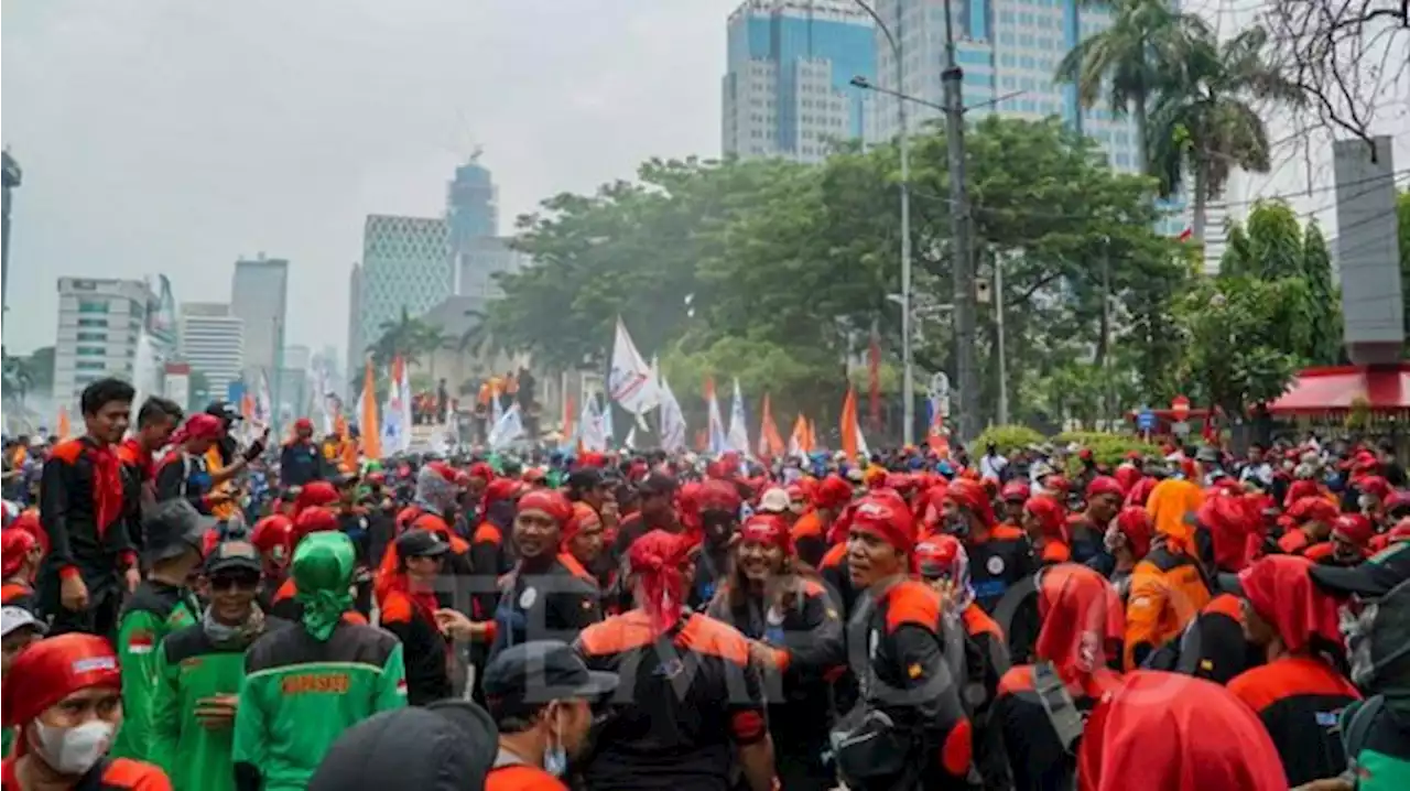 Demo Buruh di Patung Kuda Jakarta, Bersamaan Waktu Kaesang Nikahi Erina Gudono di Yogya