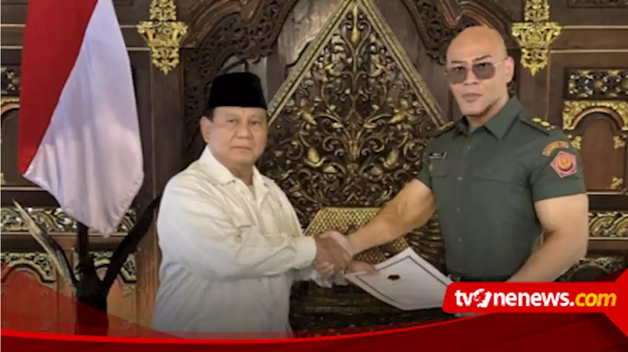 Prabowo Beri Pangkat Letnan Koloner Tituler TNI AD kepada Deddy Corbuzier