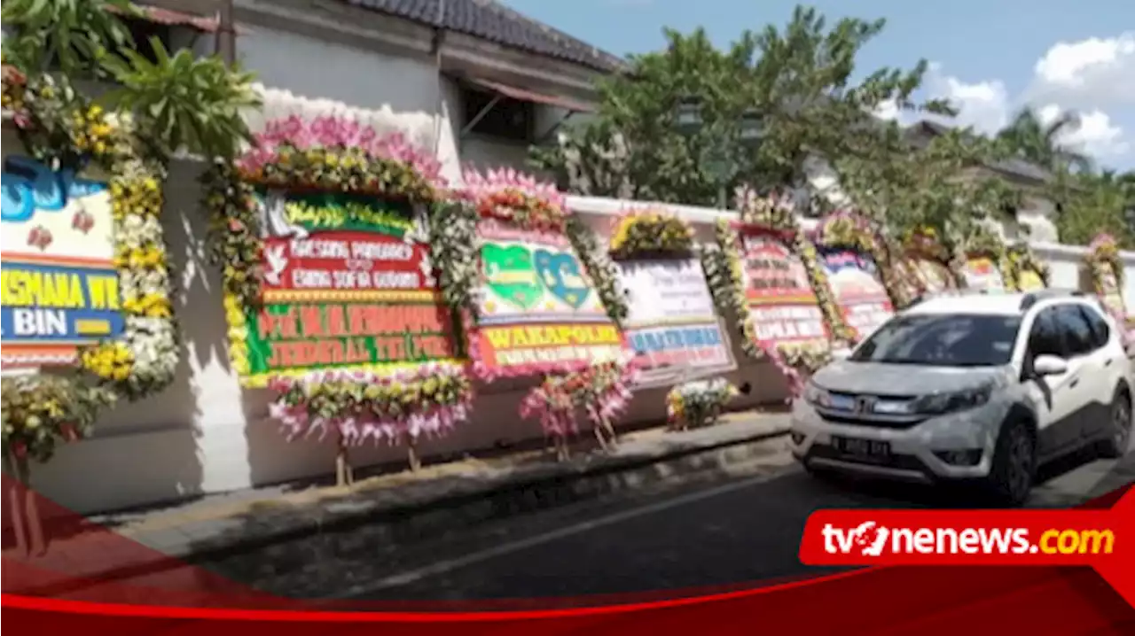 Ratusan Karangan Bunga Untuk Kaesang-Erina Berjejer di Area Pura Mangkunegaran