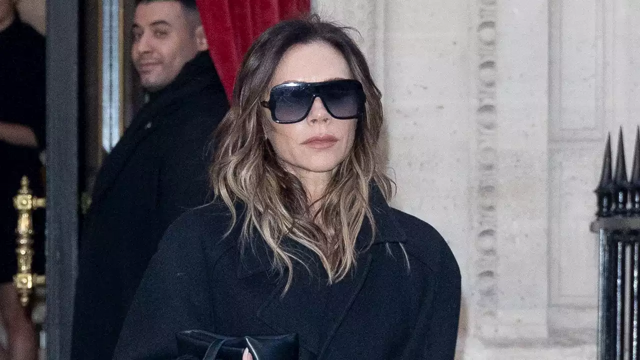 Victoria Beckham conquista París con esos zapatos de tacón que alargan las piernas