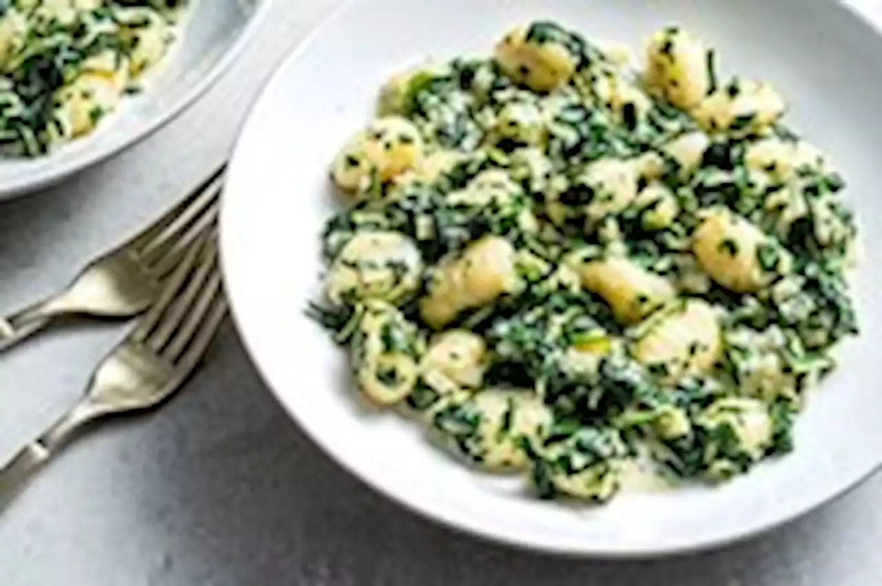 This one-pan gnocchi with creamy spinach is ready in just 20 minutes