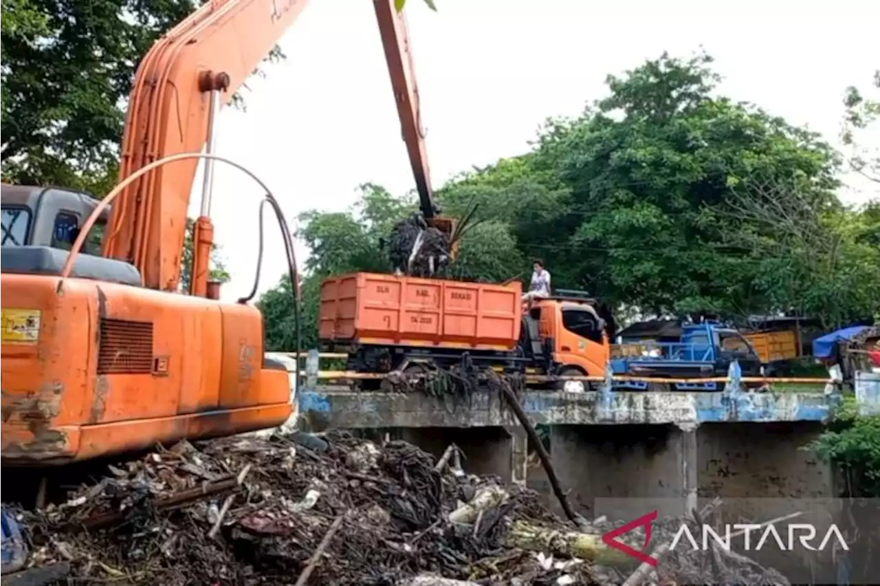 100 ton sampah menumpuk di aliran Kali Jambe Bekasi diangkut