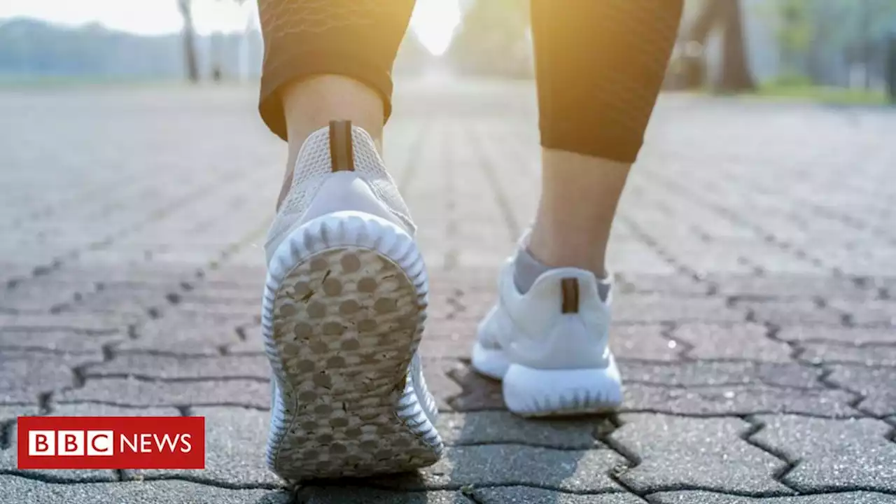 Os surpreendentes benefícios à saúde de se caminhar para trás - BBC News Brasil