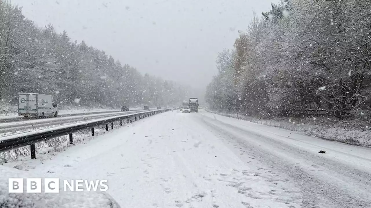 Motorways shut as heavy snow causes crashes