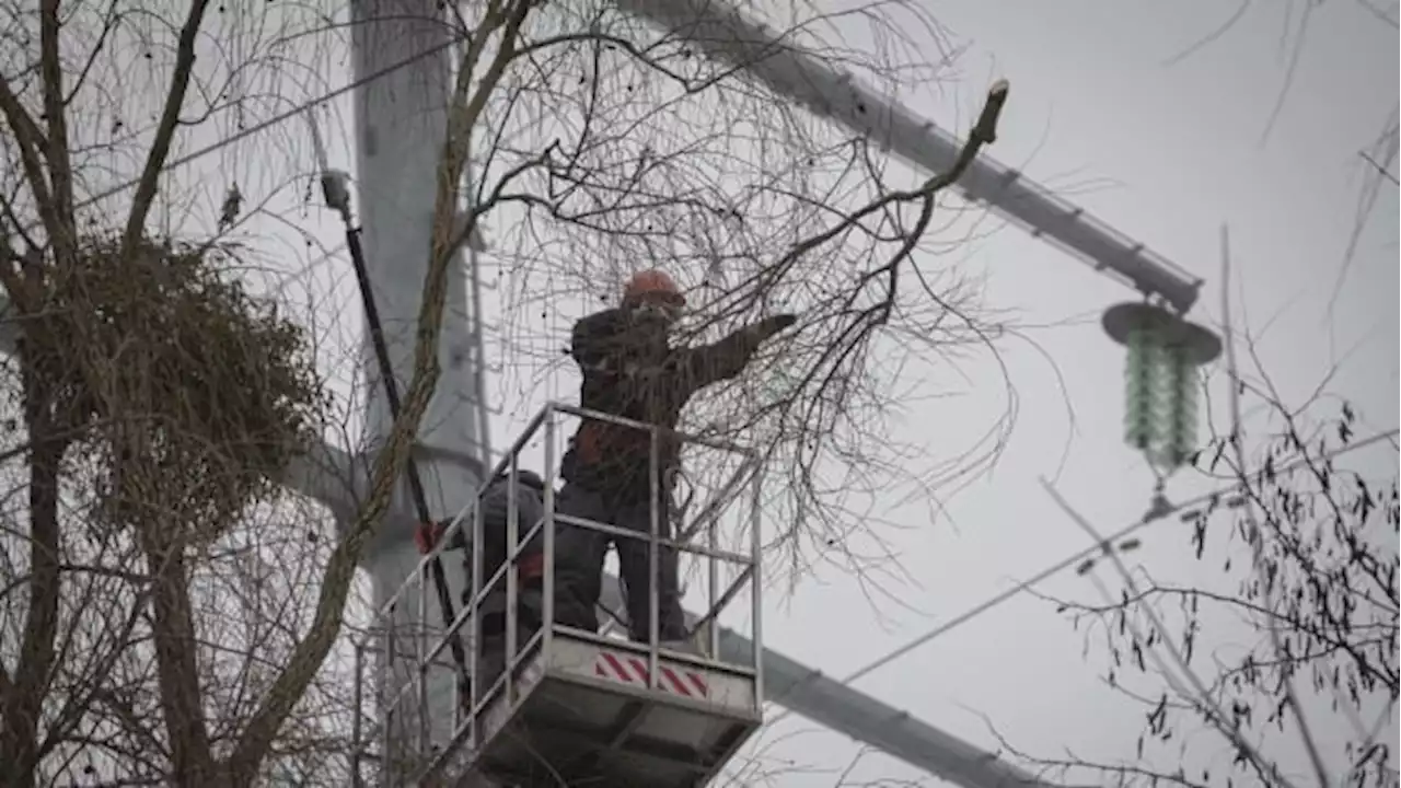 Ukrainian workers fixing missile-slammed power grid face daily danger | CBC News