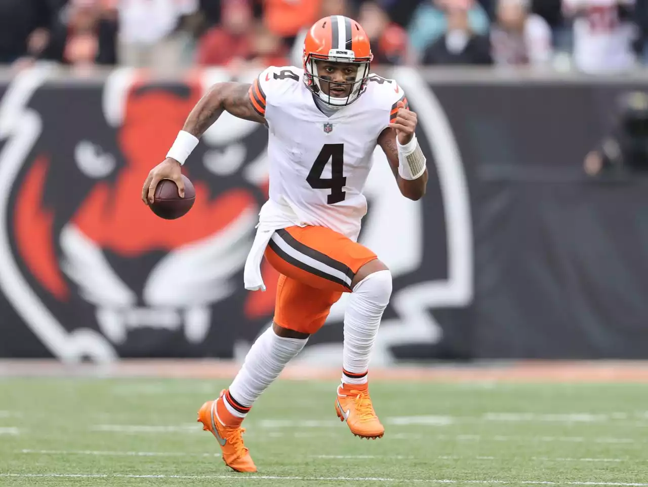 Watch Deshaun Watson’s first touchdown pass with the Browns on a 13-yard throw to David Njoku