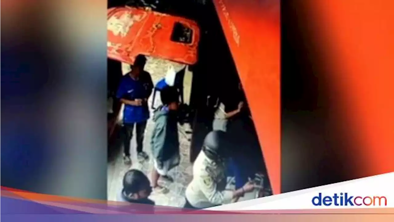 Viral Pria di Papua Aniaya Sadis Wanita di Depan Polisi tapi Tak Dilerai