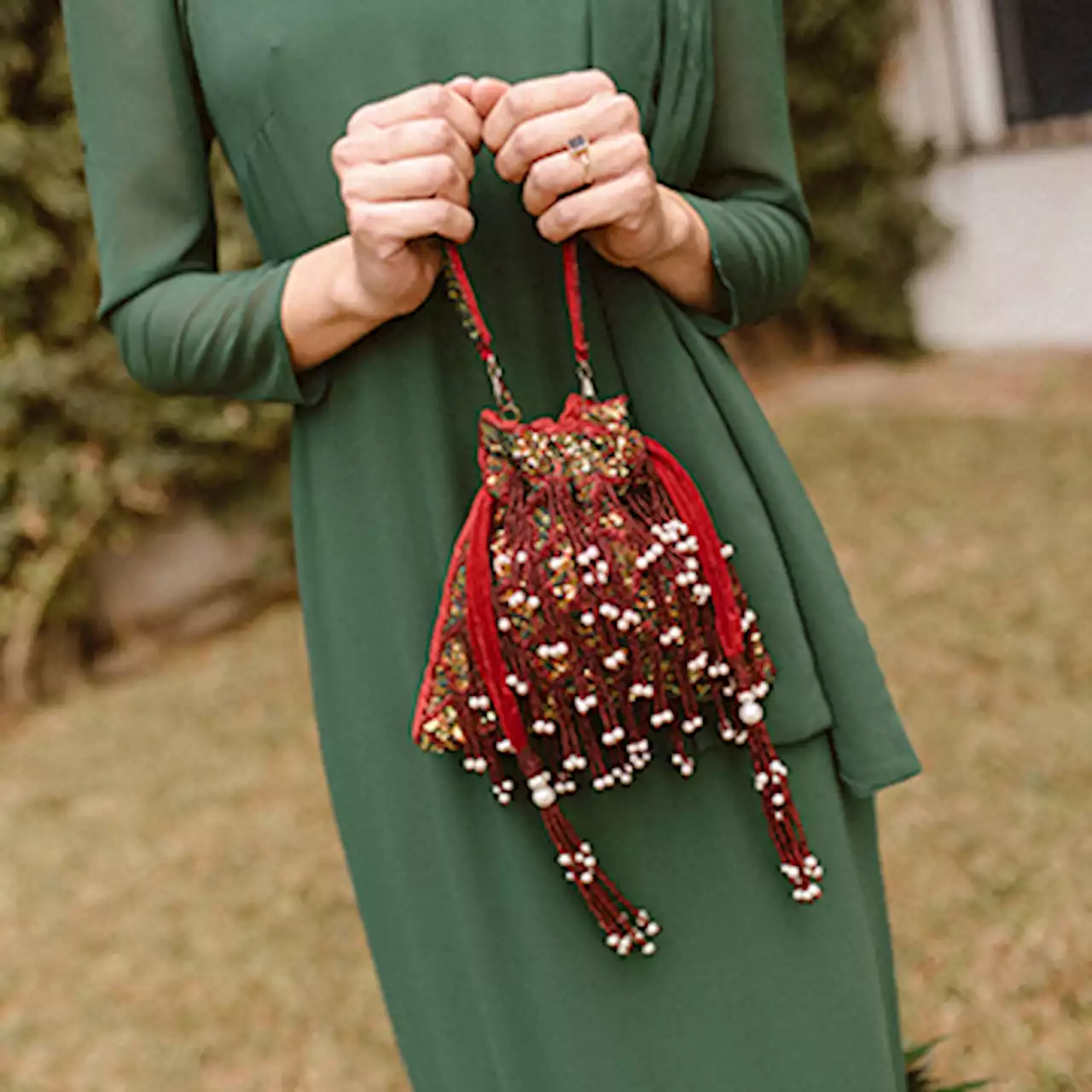 De una boda de invierno a una cena de empresa: bolsos de invitada que son todoterreno