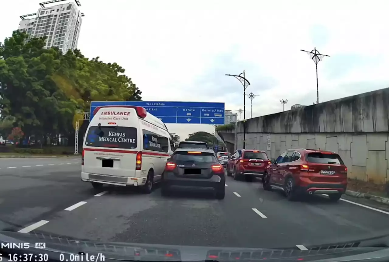 SG Mercedes in JB refuses to make way for ambulance - Singapore News