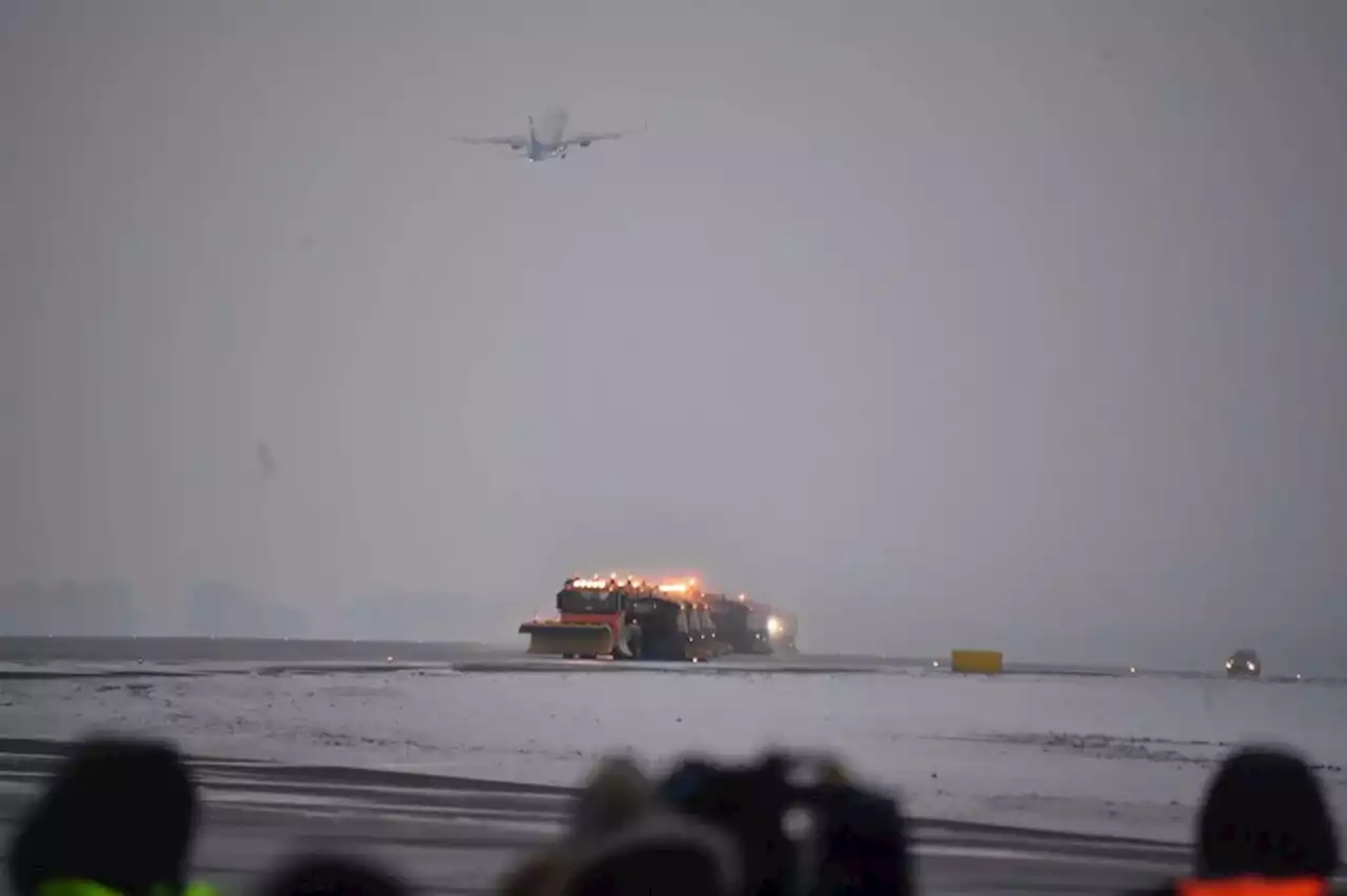 Погодный коллапс: В Москве в сугробе застревают самолеты, задерживаются рейсы и бьются машины