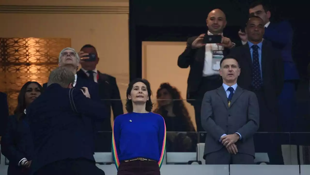 Mondial 2022 - Angleterre-France : la ministre des Sports Amélie Oudéa-Castéra avec un pull aux manches arc-en-ciel au Qatar