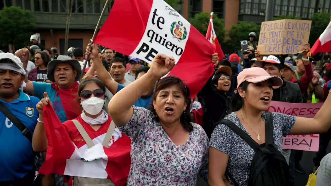 Chocan manifestantes anti-Boluarte con policías en Perú; retienen a dos agentes