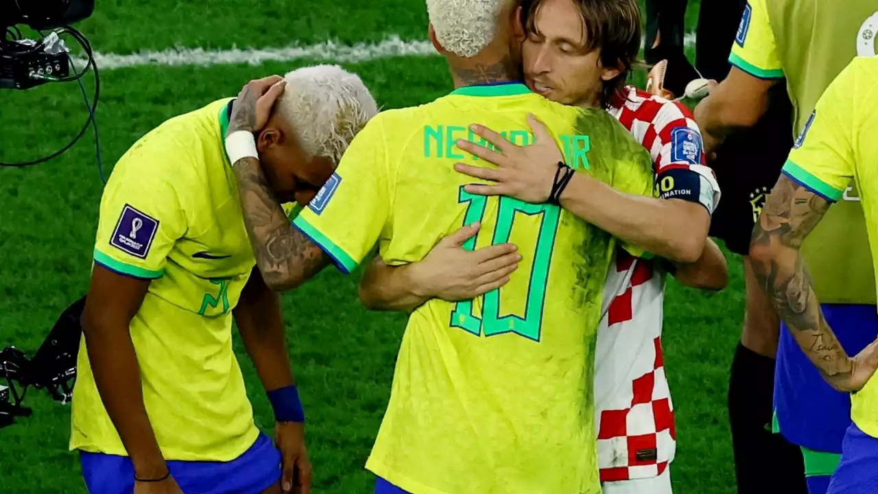 Luka Modric conmueve tras consolar a jugador de Brasil; lo comparan con la polémica de Messi