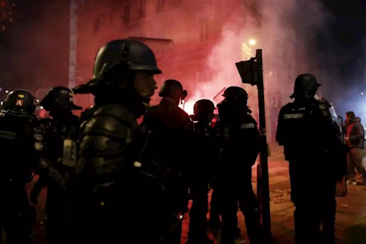 Plusieurs dizaines d'interpellations sur les Champs-Élysées après les qualifications du Maroc et de la France