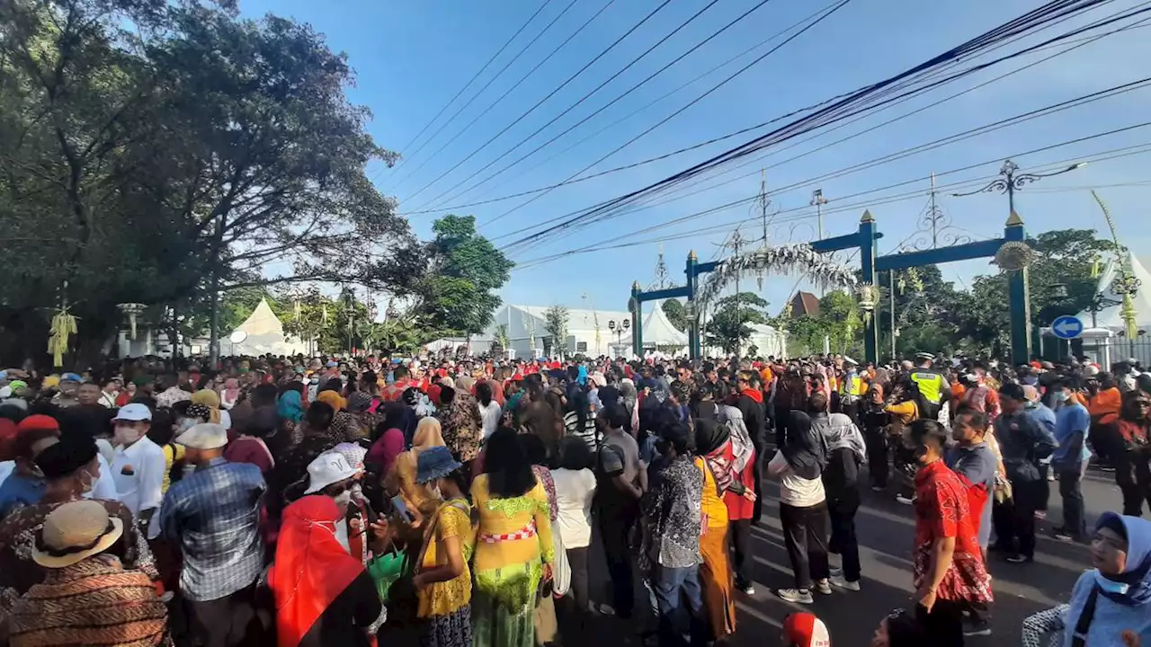 Cerita Warga Datang Sejak Subuh di Pura Mangkunegaran untuk Lihat Kaesang-Erina