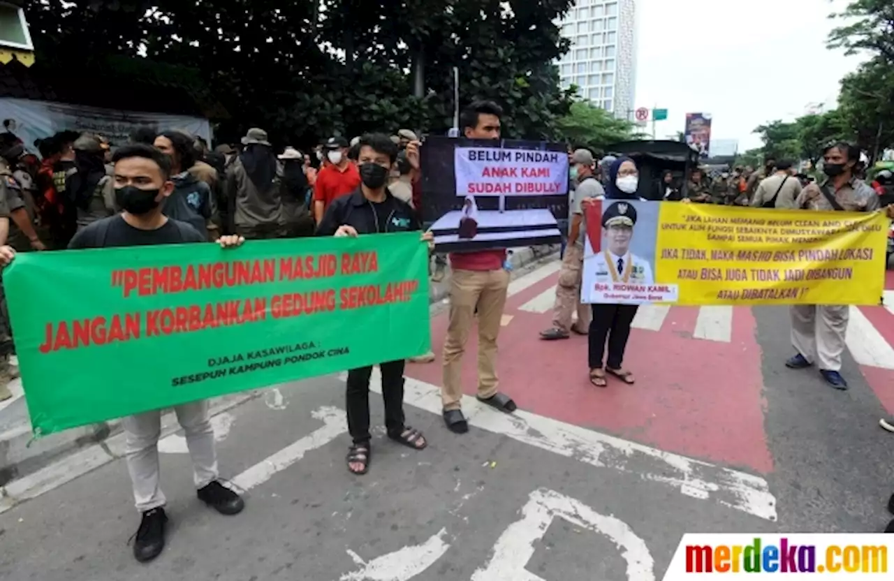 Foto : Protes Penggusuran Sekolah, Relawan dan Wali Murid Bertahan di SDN Pondok Cina 1 | merdeka.com