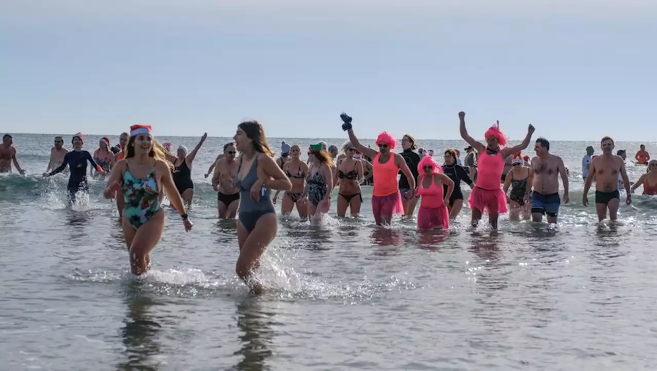 [VIDEO] VIDEO. Pour les Resto du Coeur, un bain de Noël glacé sur la plage des Roquilles à Carnon