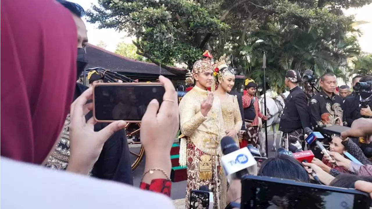 Belasan Ribu Relawan Jokowi Hadiri Kirab Pengantin Kaesang dan Erina |Republika Online