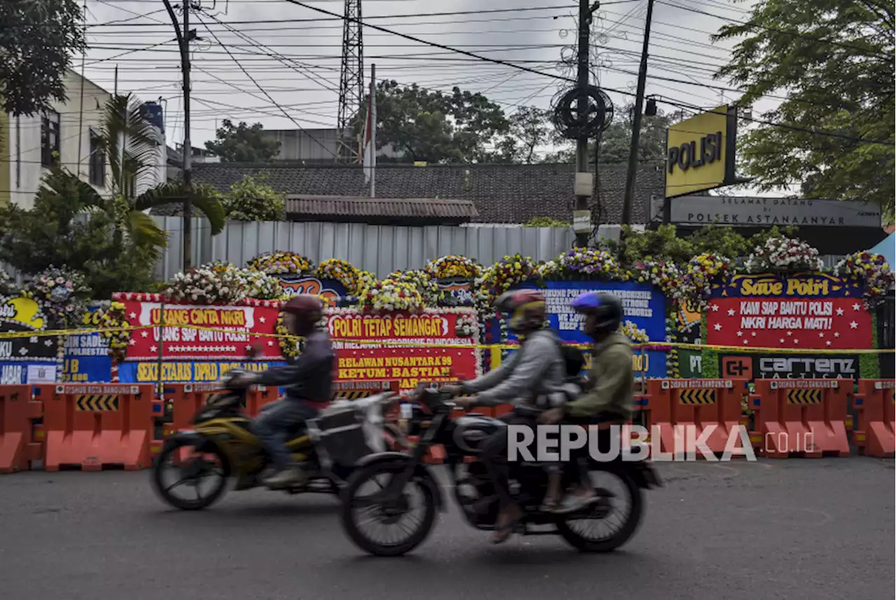 Polisi Rampungkan Olah TKP Bom Bunuh Diri di Polsek Astanaanyar |Republika Online