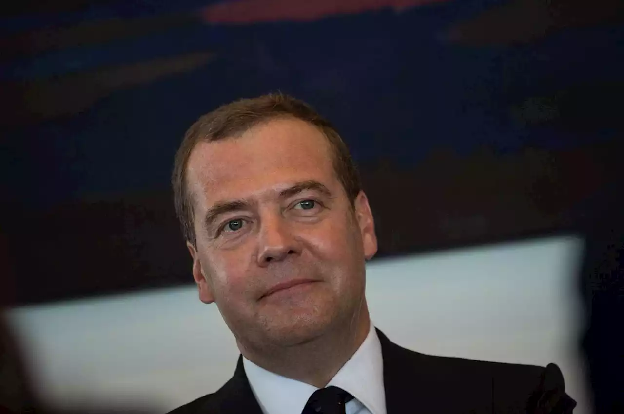 La Russie « intensifie la production des moyens de destruction les plus puissants », selon Medvedev