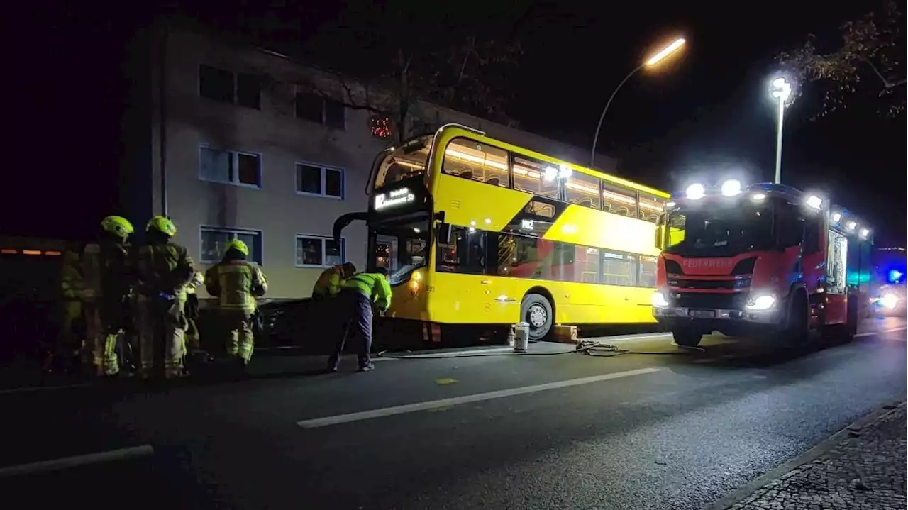 BVG-Doppeldecker überfährt Jugendliche: Berliner Polizei sucht nach Ursache für tödlichen Bus-Unfall in Lankwitz