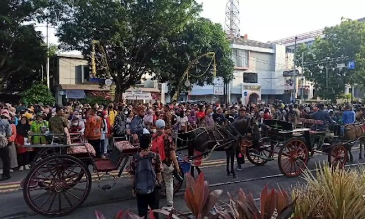 Kirab Kereta Kencana Pernikahan Kaesang Pangarep - Erina Gudono, Warga Menyemut di Loji Gandrung