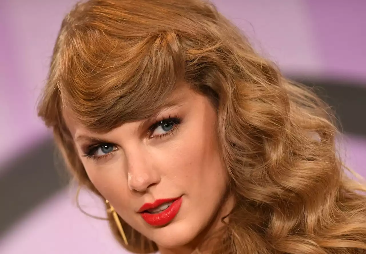 Taylor Swift, Director, Inks Deal For Her First Feature Film