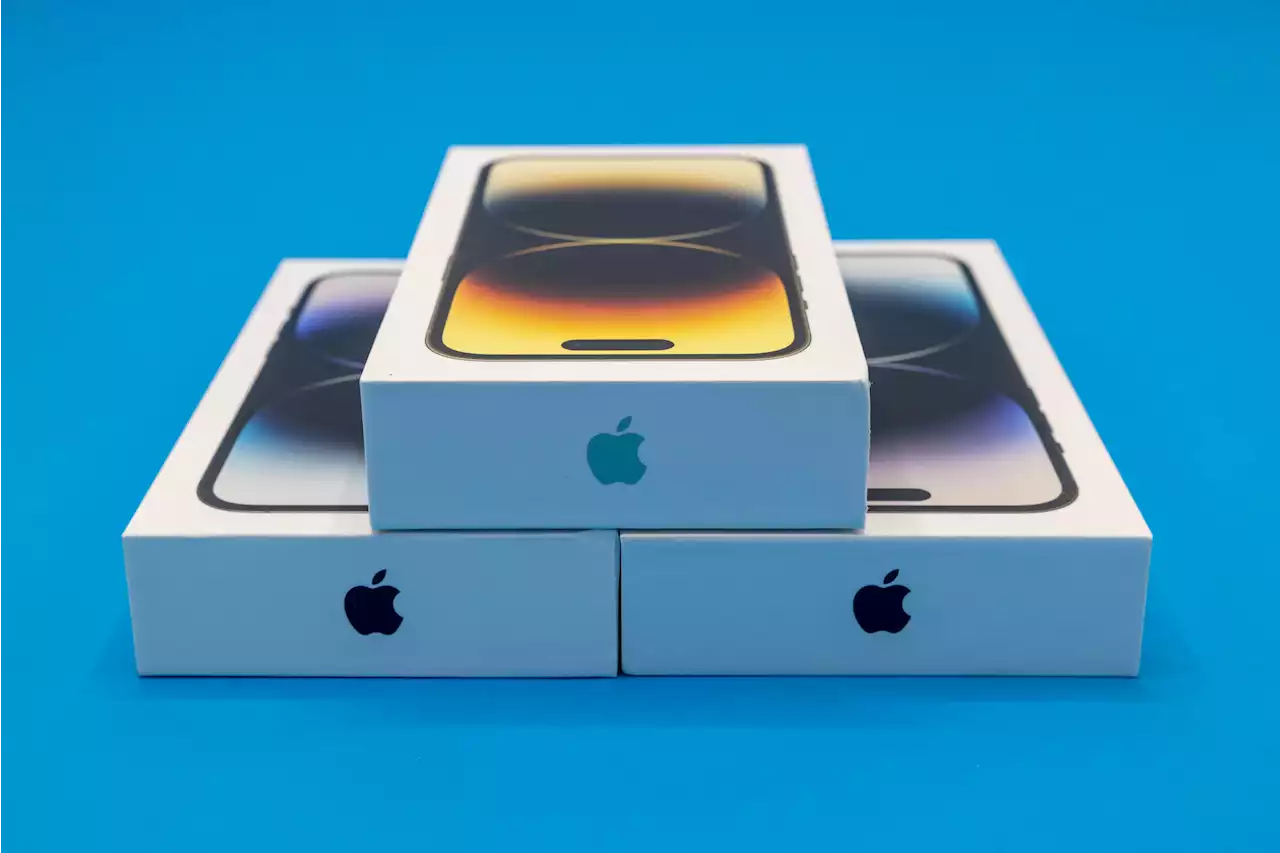 iPhone buyers prefer mobile carriers to Apple Stores to purchase a new phone