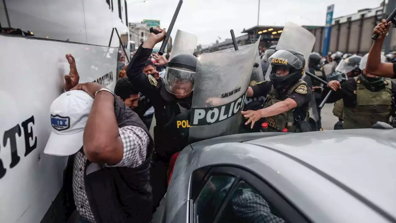 Peru: Demonstranten setzen Flughafen in Brand