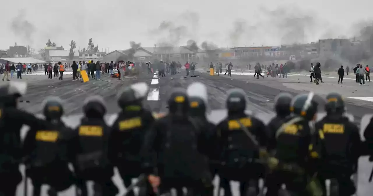 [Video] Manifestantes toman aeropuerto de Arequipa pese a anuncio de elecciones anticipadas en Perú