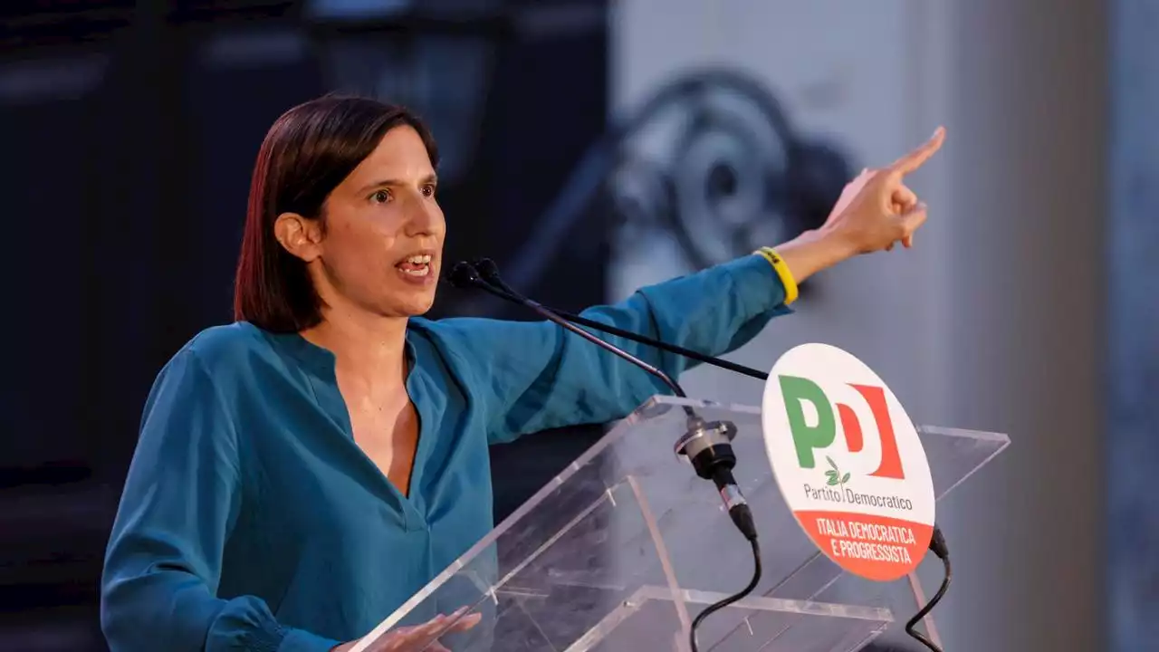 Pd, Schlein prende la tessera alla Bolognina: “Entriamo in punta di piedi per cambiare”