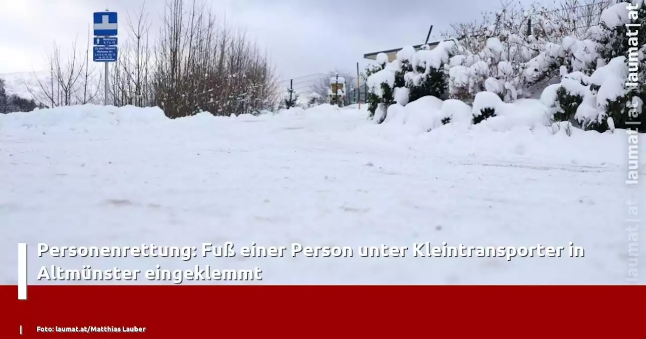 Personenrettung: Fuß einer Person unter Kleintransporter in Altmünster eingeklemmt | laumat|at