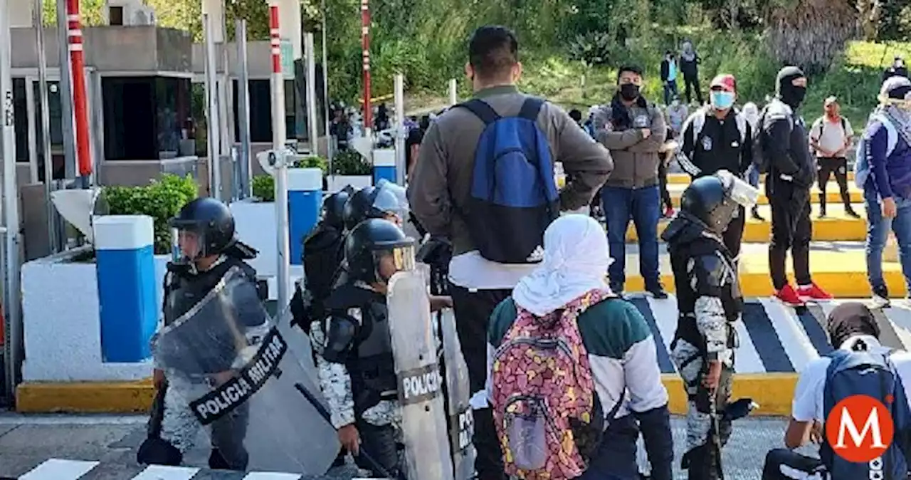 En Guerrero, normalistas toman caseta para exigir justicia por los 43