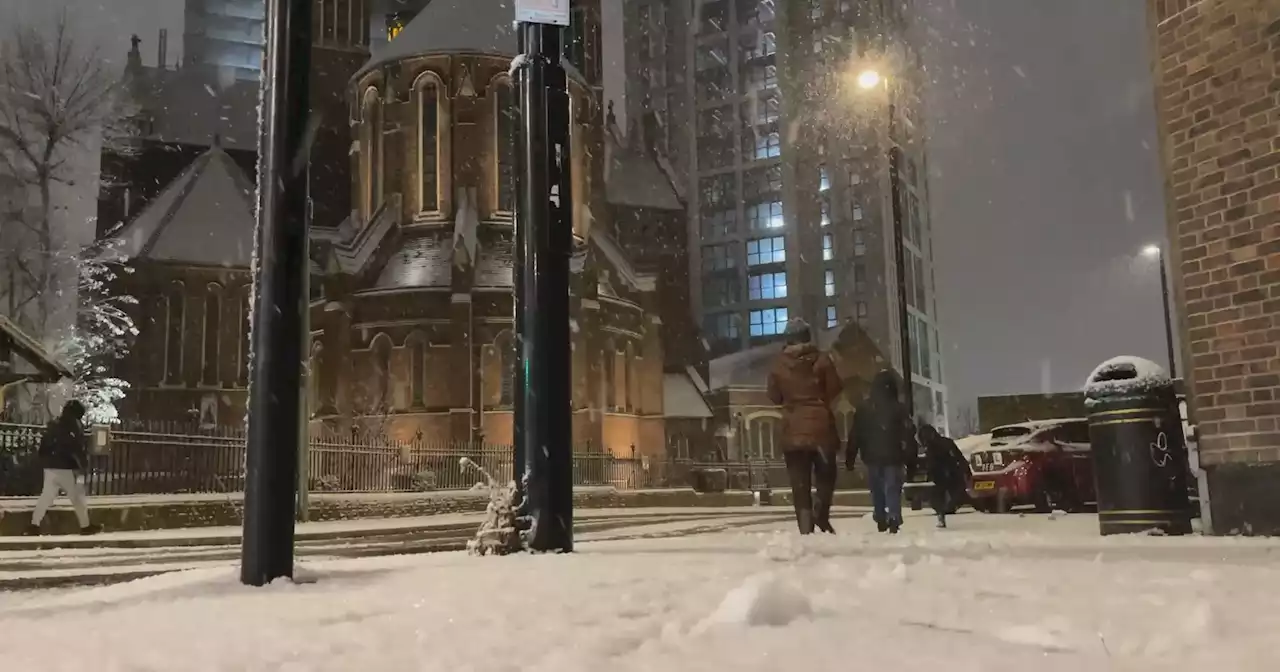 Queda de neve em Londres provoca constrangimentos no aeroporto de Gatwick