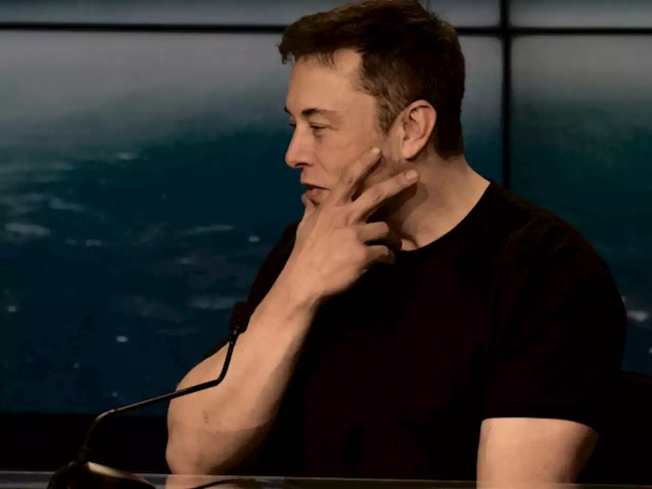 Elon Musk Almost Speechless As Dave Chappelle Audience Boos Him...