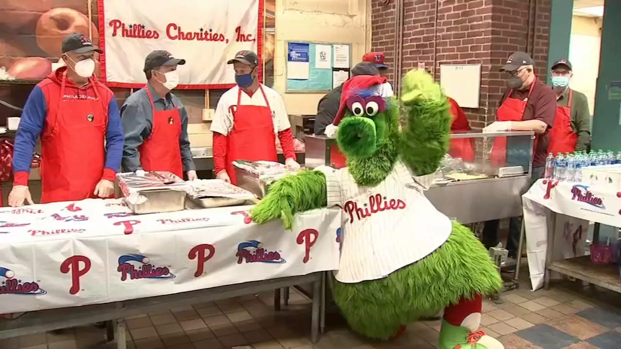 Phillies serve holiday dinner at Philadelphia homeless shelter