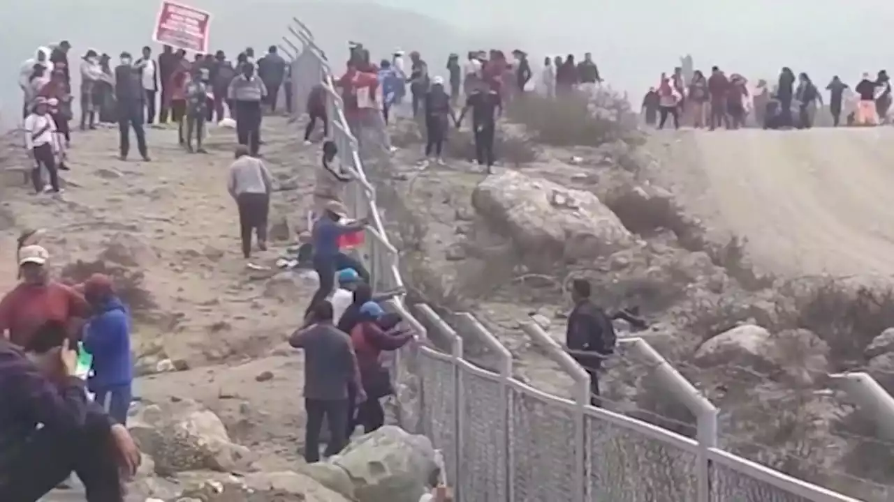 Manifestantes a favor de la liberación del expresidente Castillo asaltan el aeropuerto de Arequipa en Perú