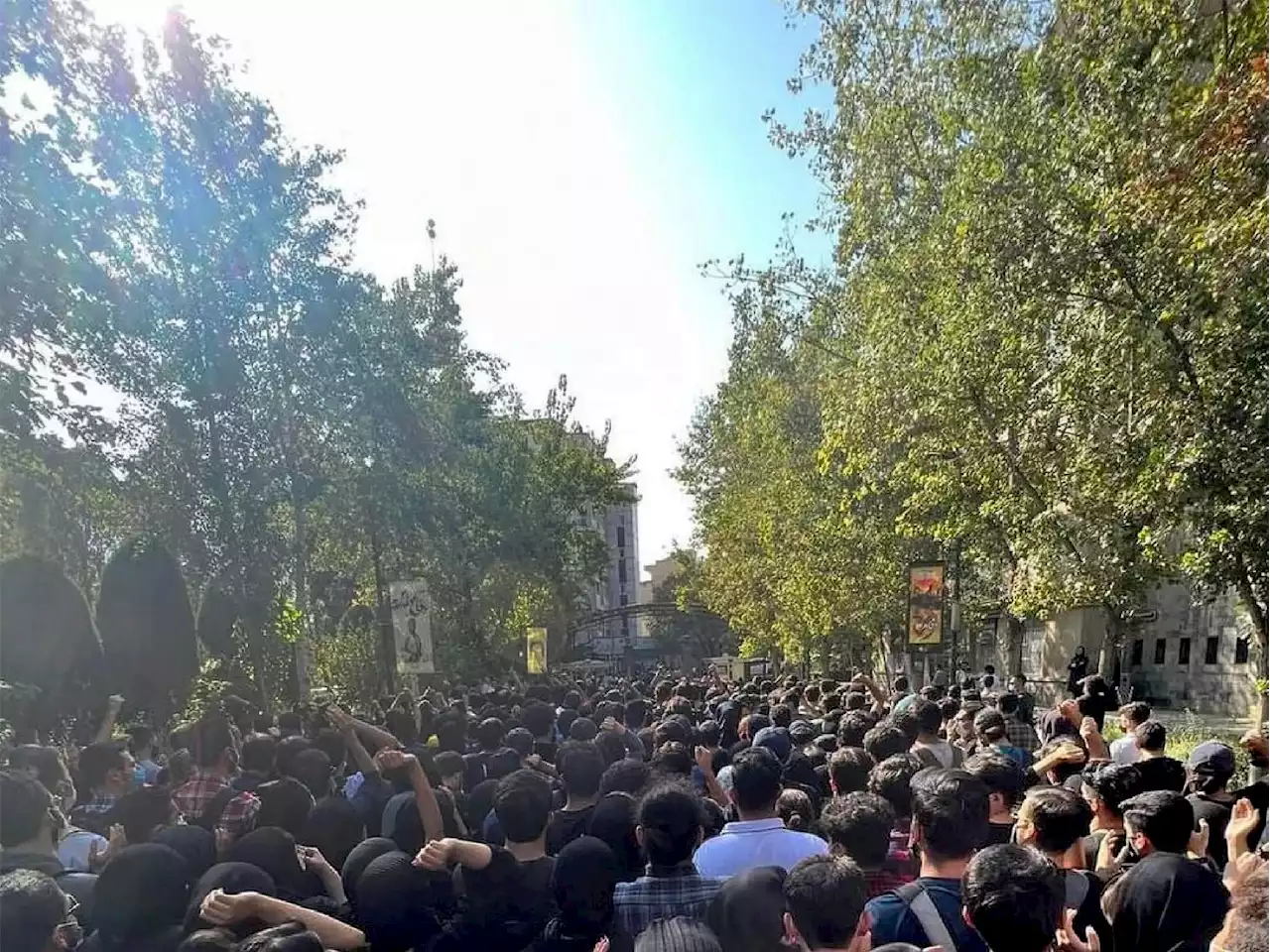 Proteste Iran, la scure della repressione: 11 condanne a morte e 400 in carcere