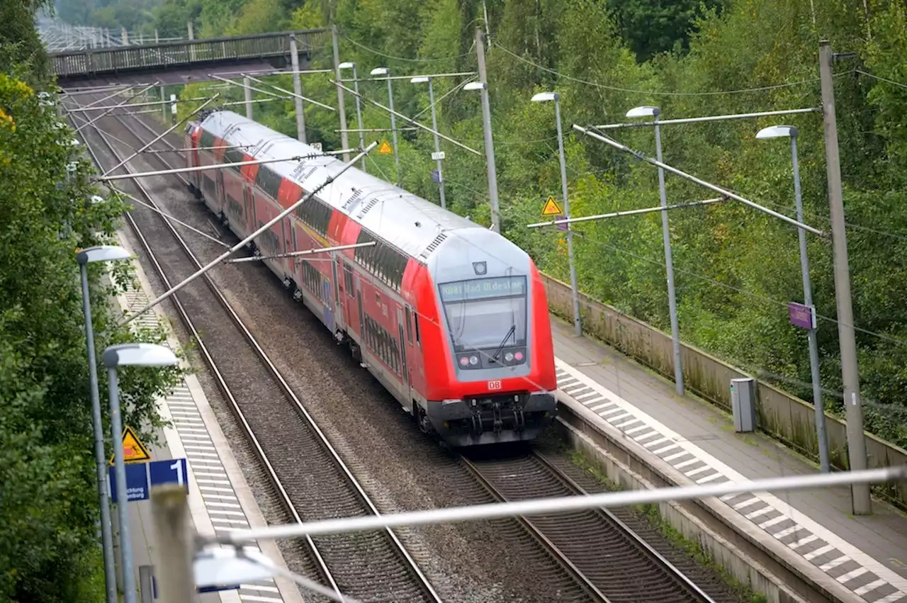 Keine Maske dabei: Mann fährt bei 100 km/h außen an Zug mit