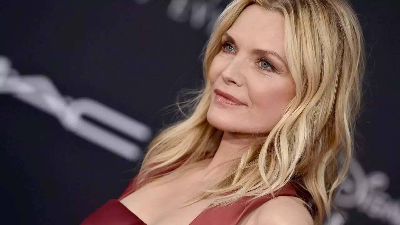 Michelle Pfeiffer Rocks A Blunt Bob In Her Sixties