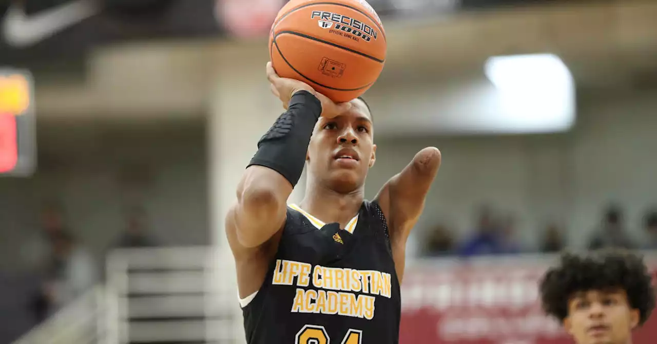 Watch: One-armed basketball player scores first points of college career — including a thunderous dunk