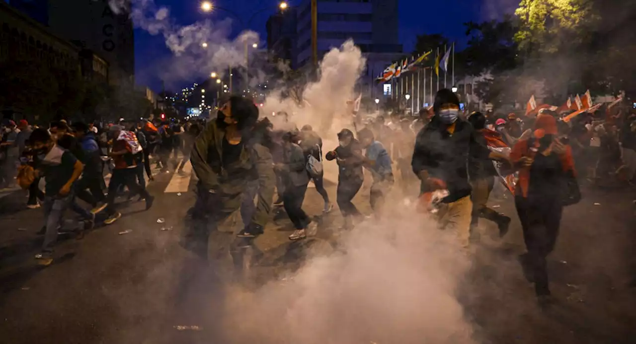 Protestas, muertos, un estado de emergencia en curso y Pedro Castillo dice que está 'secuestrado': así va la crisis política en Perú