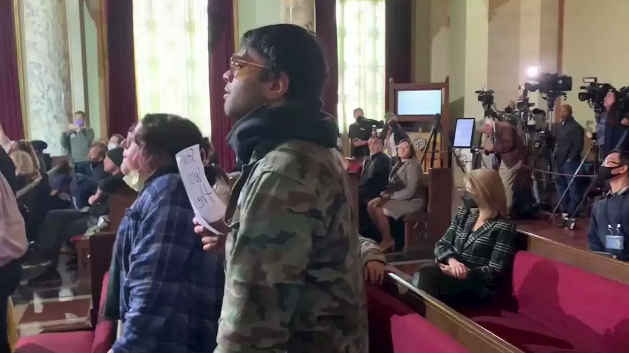 Protests erupt inside LA City Council chambers amid Kevin de León's attendance