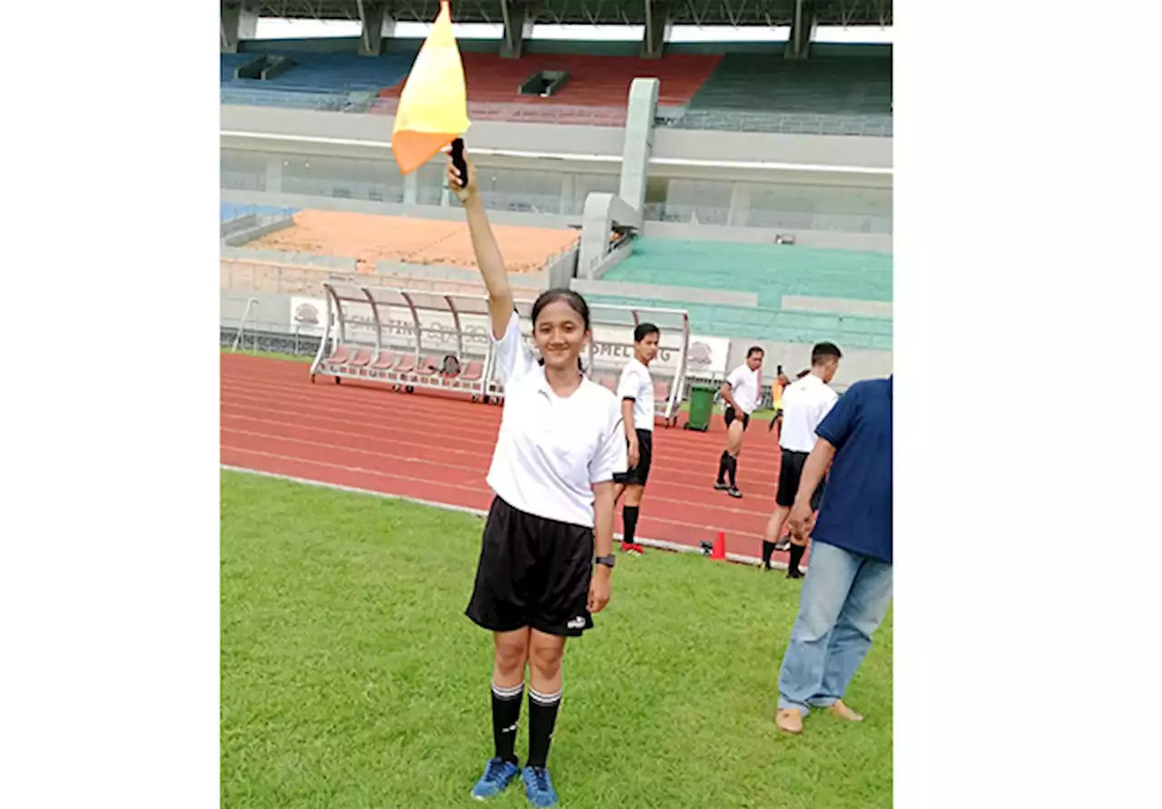 Cantik-Cantik Kok Jadi Wasit Sepak Bola,,,