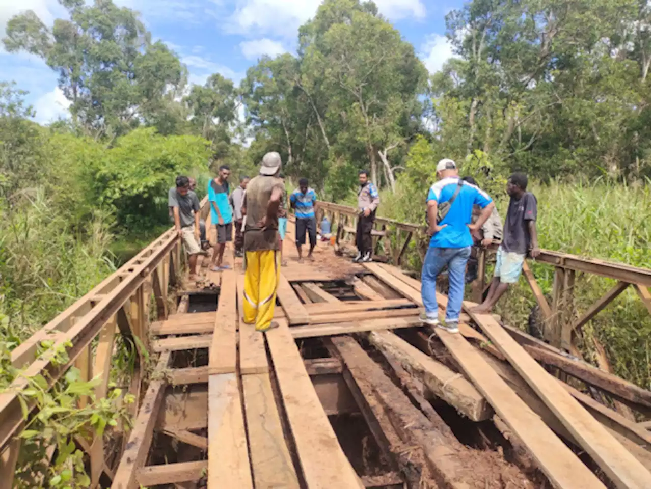 Gotong Royong Perbaiki Jembatan yang Terbakar