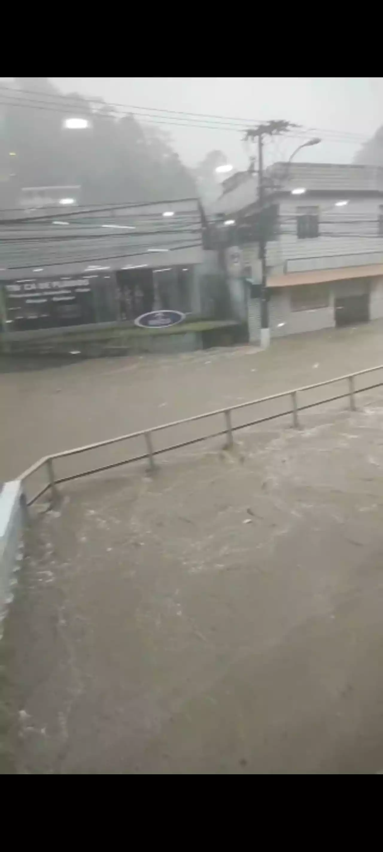 Chuvas em Petrópolis: Defesa Civil recomenda fechamento de centro histórico e aciona sirenes