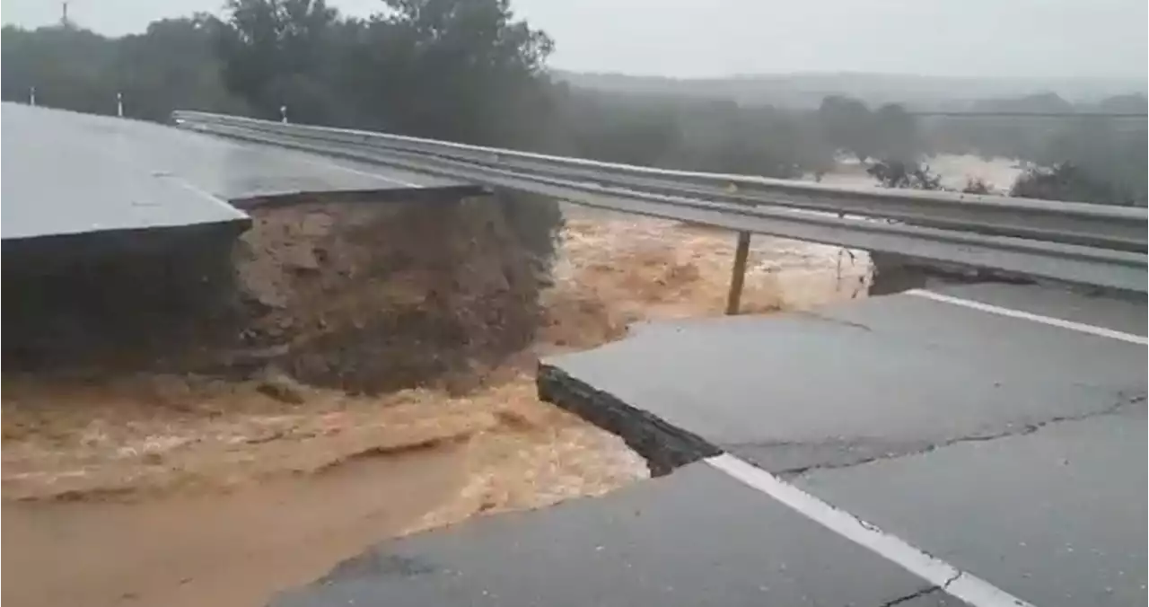 Los estragos por la lluvia en Extremadura: cortada la carretera entre Cáceres y Badajoz y rescatadas diez personas en La Roca de la Sierra