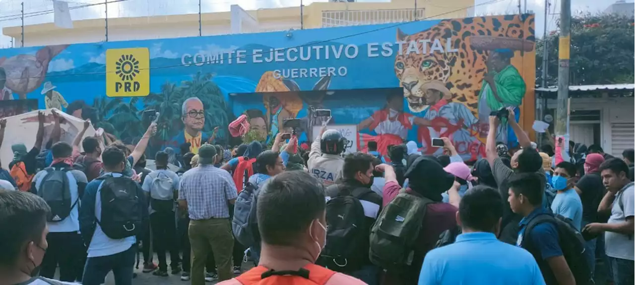 Protestan alumnos de la FECSM en oficinas del PRD en Guerrero